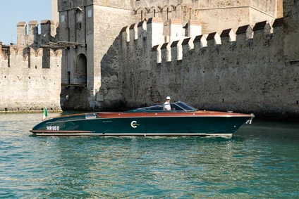 Privatausflug auf der Riva mit Bootsführer ab Lazise: die Eleganz eines zeitlosen Bootes 8